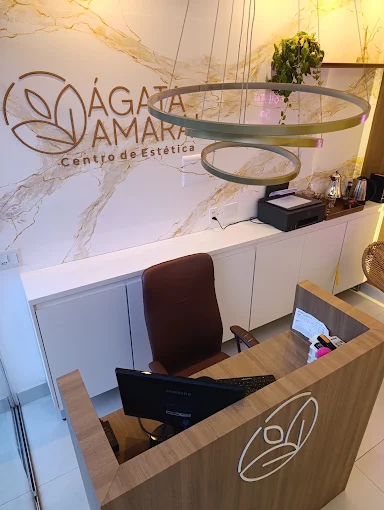 Recepção da clínica com marca Ágata Amaral